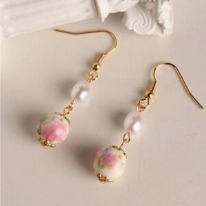 BRAND NEW 🌺 Hand-Painted Vintage Flower Design Faux Pearl Drop Earrings